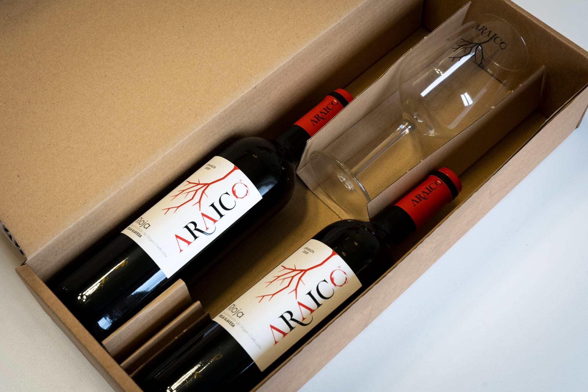 estuche marron copa y 2 botellas